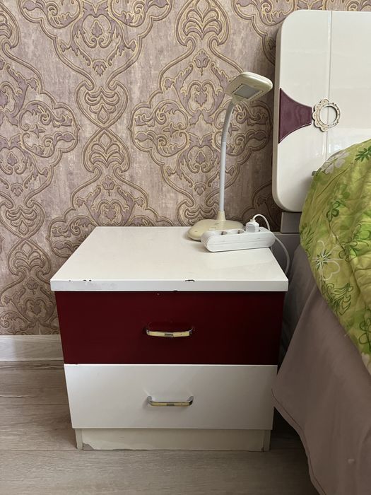 Кровать с гарнитурой