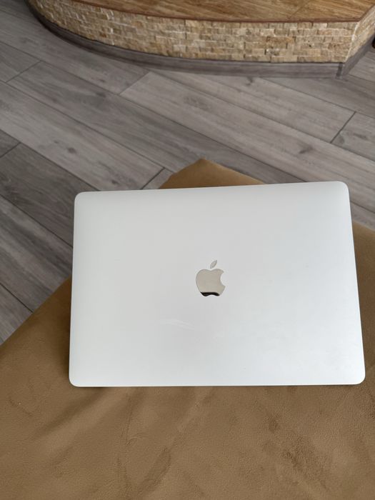 Vand McBook Air 8 GB; Sequoia 15.7.9