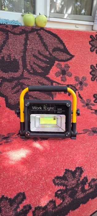 Proiector led 50 w cu incarcare solara