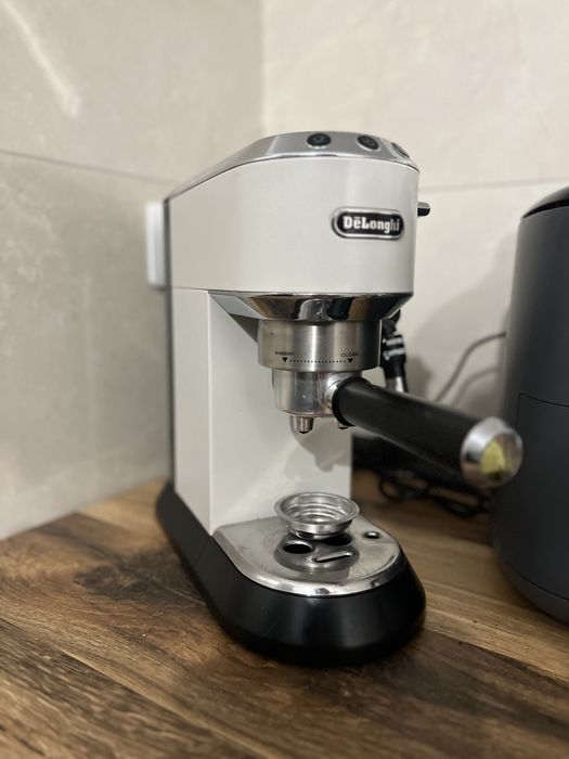 Espressor manual Delonghi Dedica alb