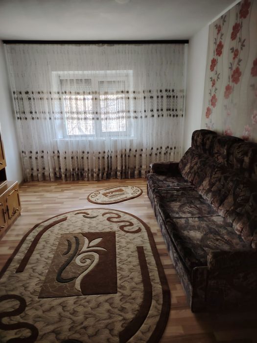 Vând apartament Broșteni