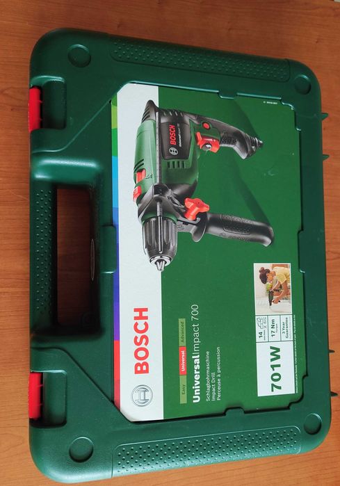 Сет от 2 бормашини, цена за двете: НОВА Бормашина Bosch Universal Impact 700W в куфар и Daewoo 750 вата DAID Impactdrill 750L