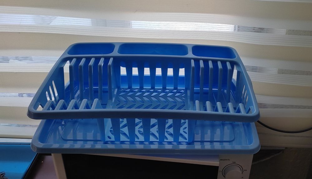 Продам стол, искусственное дерево, монитор, коф. сервизы, и т.д.