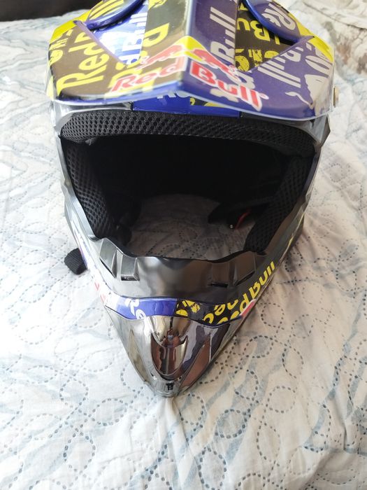 Продавам Red Bull каска