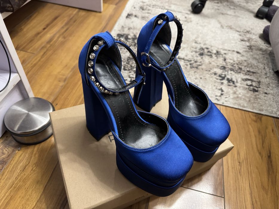 Сини токчета с камъни