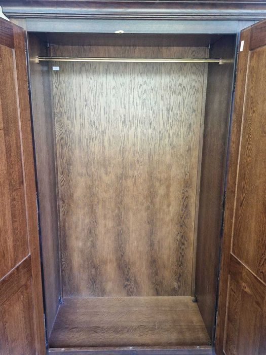 Петкрилен гардероб от тъмен дъбов масив