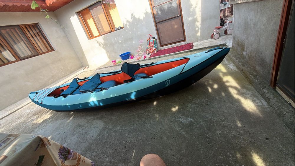 Caiac 3 persoane impecabil cu vasle , pompa si geanta de transport