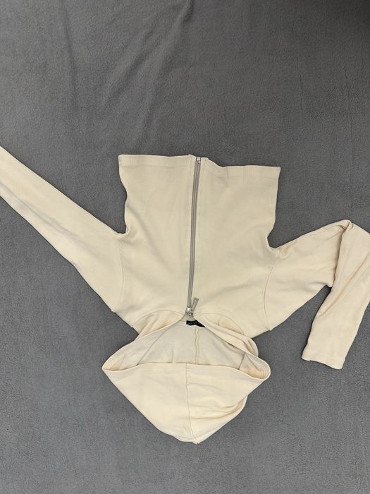 Светла желтая кофта на молнии