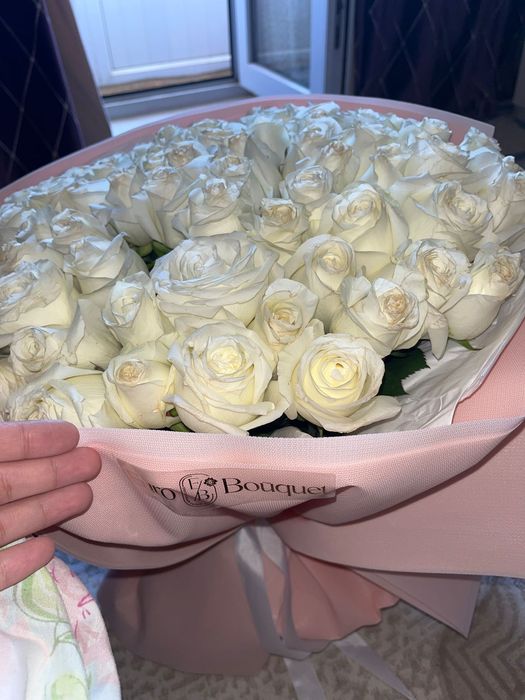 Цветы белые розы 51 шт