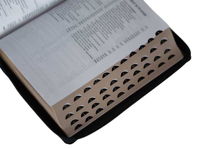 Biblia de studiu pentru o viata deplina cu coperta neagra fara fermoar