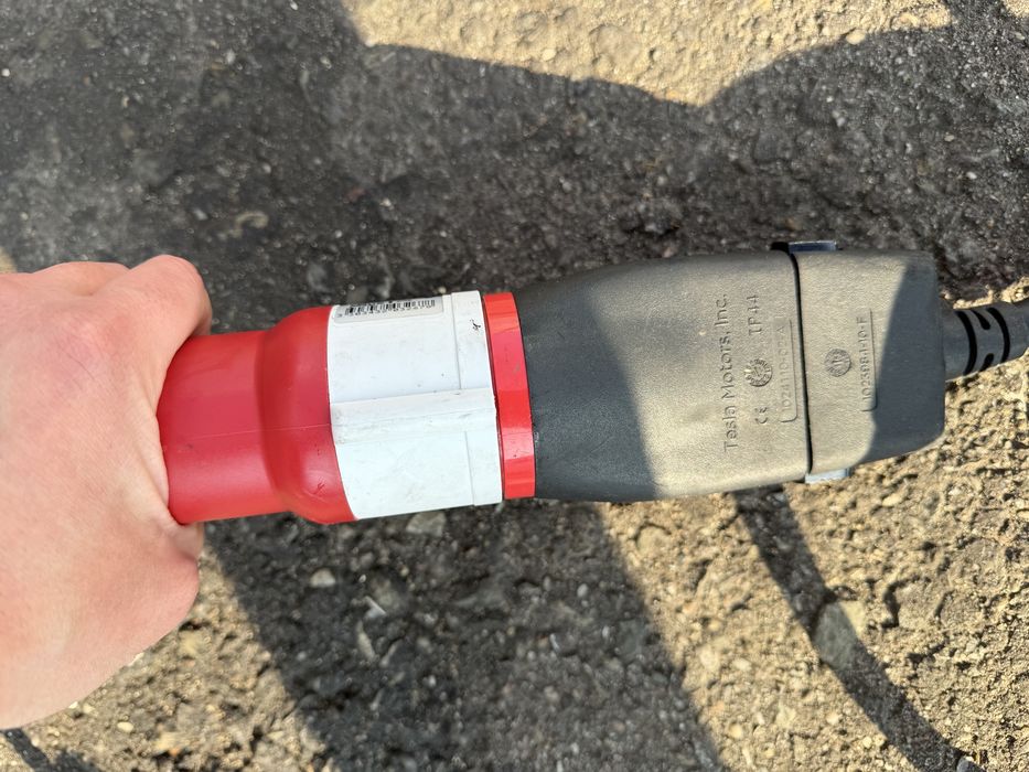 Stati incarcare Tesla Mobile conector trifazat