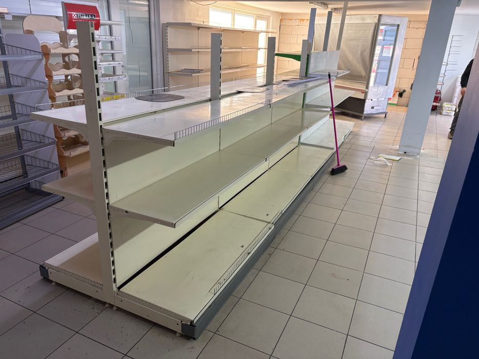 Продава се хладилна ветрина за колбаси,млека и други и метални стилажи