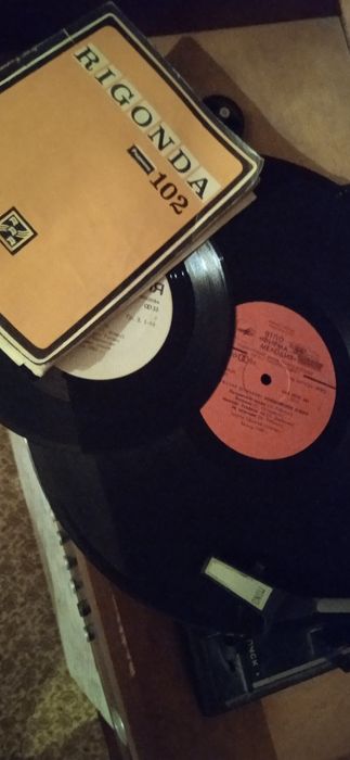 Пластинки Советского времени,популярных певцов,а так же на чём проигр