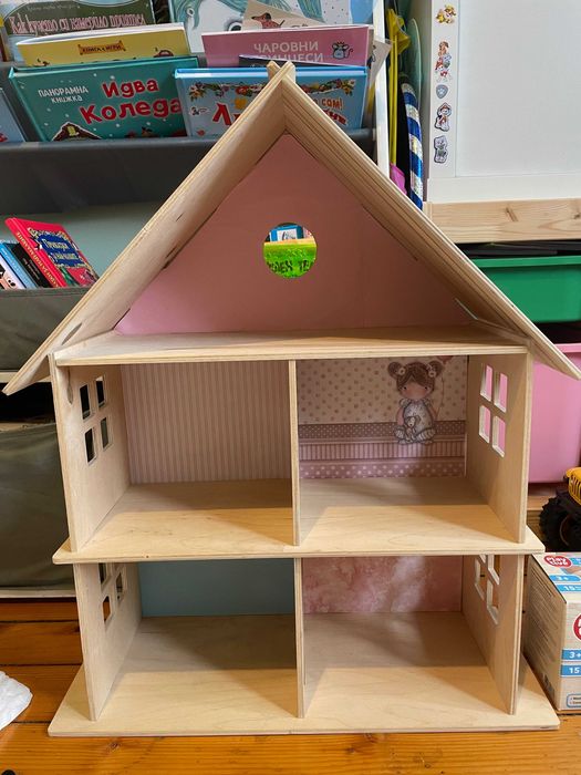 Детска дървена къща за кукли с мебели