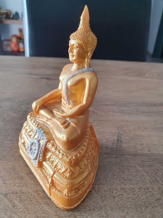 Statueta Buddha auriu pe piedestal | Decoratie | Cadou perfect