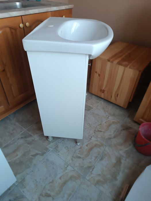 мивка с шкаф за баня