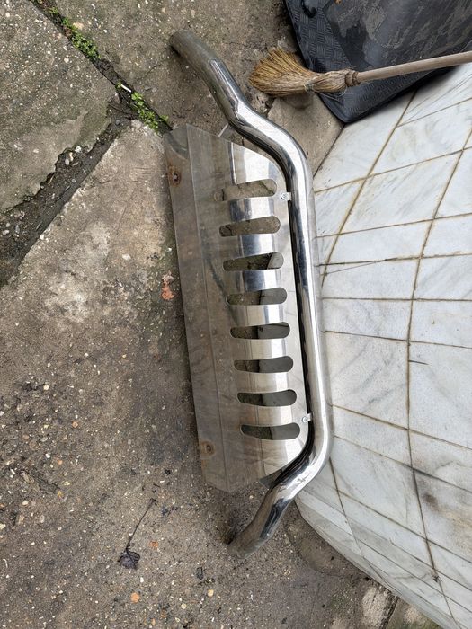 Bullbar compatibil cu mai multe marci auto, dar dat jos de pe Vitara
