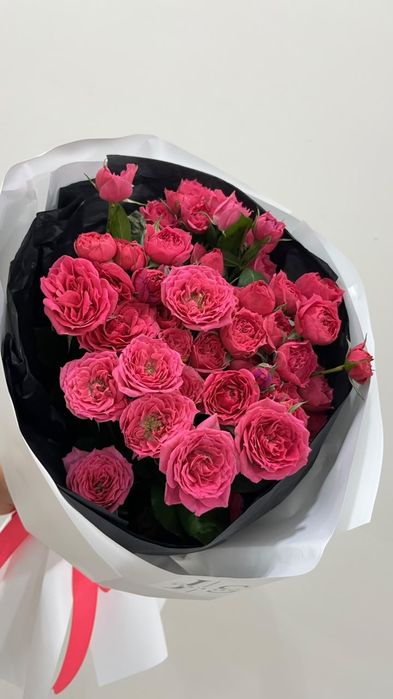 Красивый букет из свежих кустовых роз