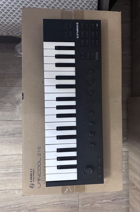 KOMPLETE Kontrol M32