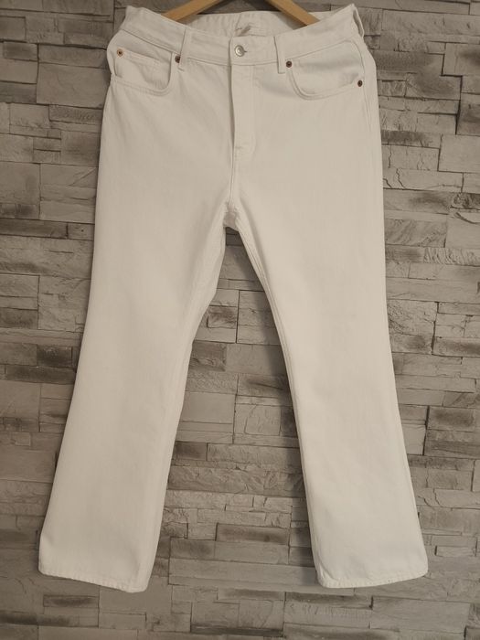 Blugi albi ușor evazați