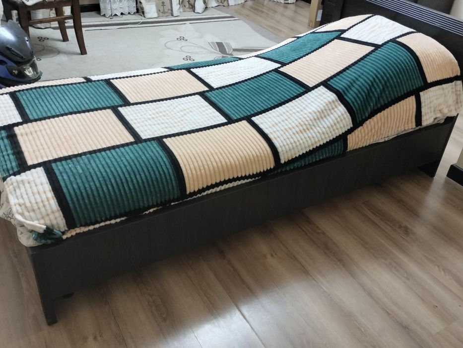 Продам кровать,стол,комод