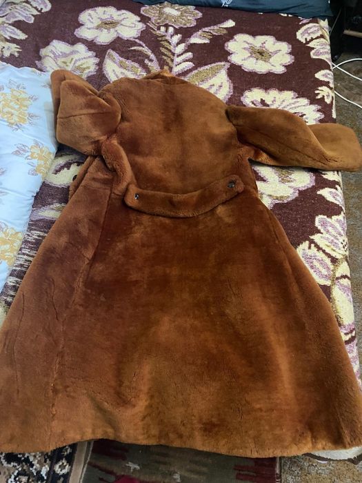 Vând haina din piele naturala de ovine autentică înainte de anii 2000