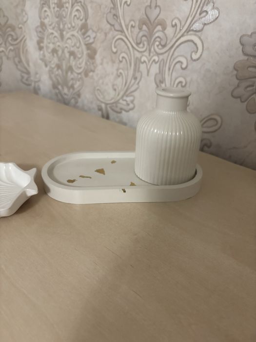 Декор из гипса: ваза и поднос