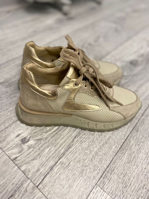 Продаются кроссовки