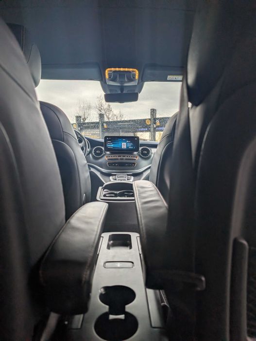 Inchiriez Masina La Ramanere Mercedes EQV 2024 100KW pentru Uber, Bolt