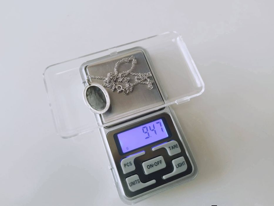 Vechi colier lant cu pandantiv un stil cabochon din argint de 925, cu piatra labradorit