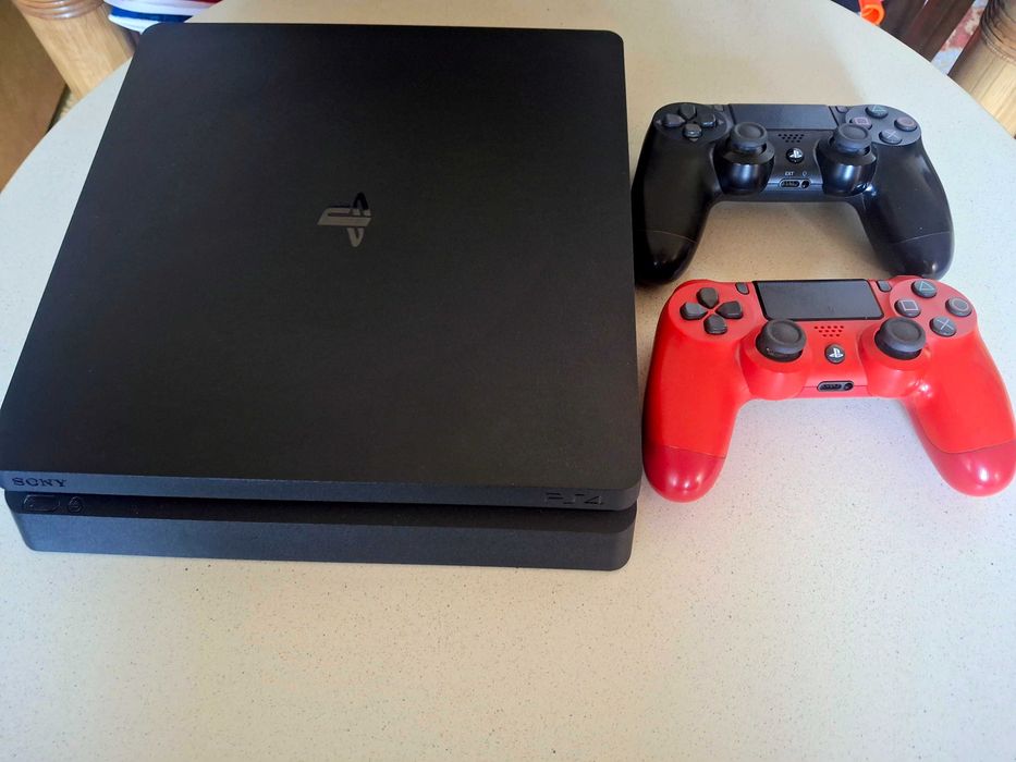 Vând PS4, Franța, puțin folosit