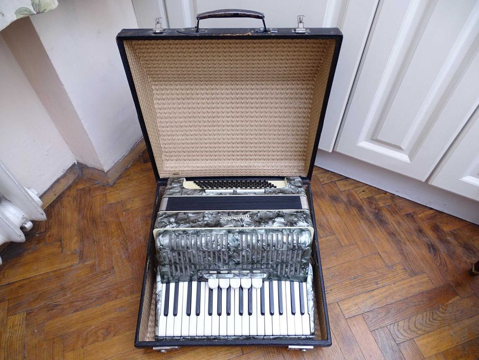 Много запазен стар акордеон Велтмайстер 80 баса