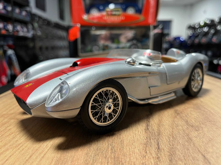 BBURAGO метална колекционерски  модел FERARRI 250 TESTAROSSA 1:18