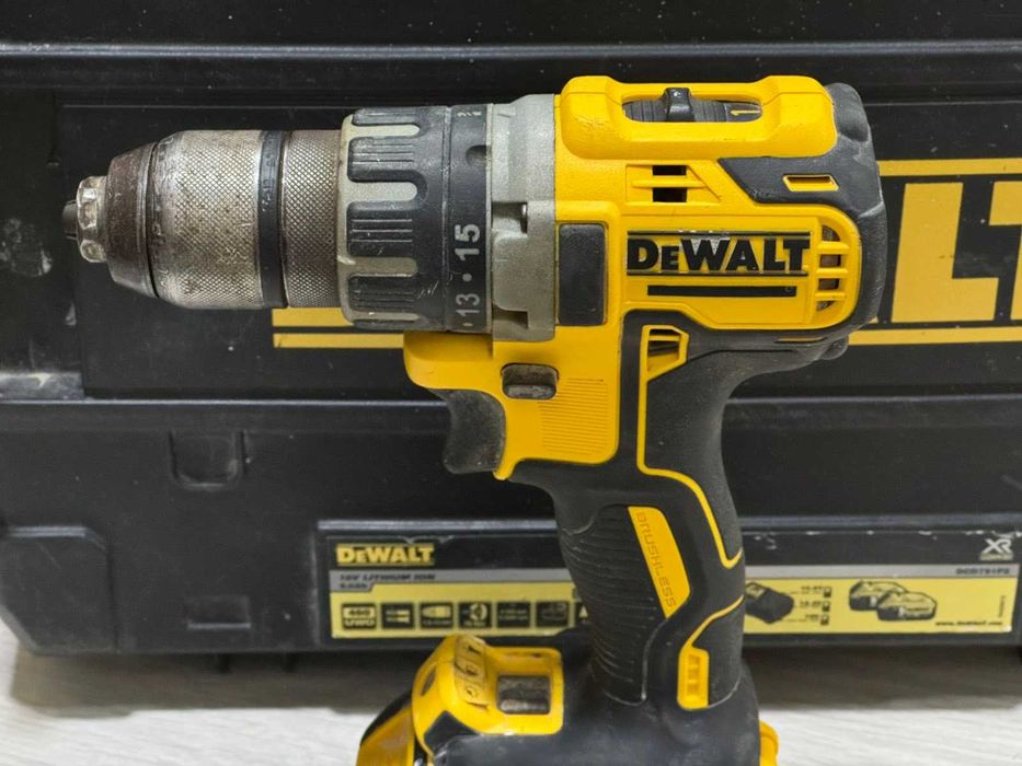 Акумулаторен винтоверт DeWALT DCD791P2 с 2 батерии и зарядно