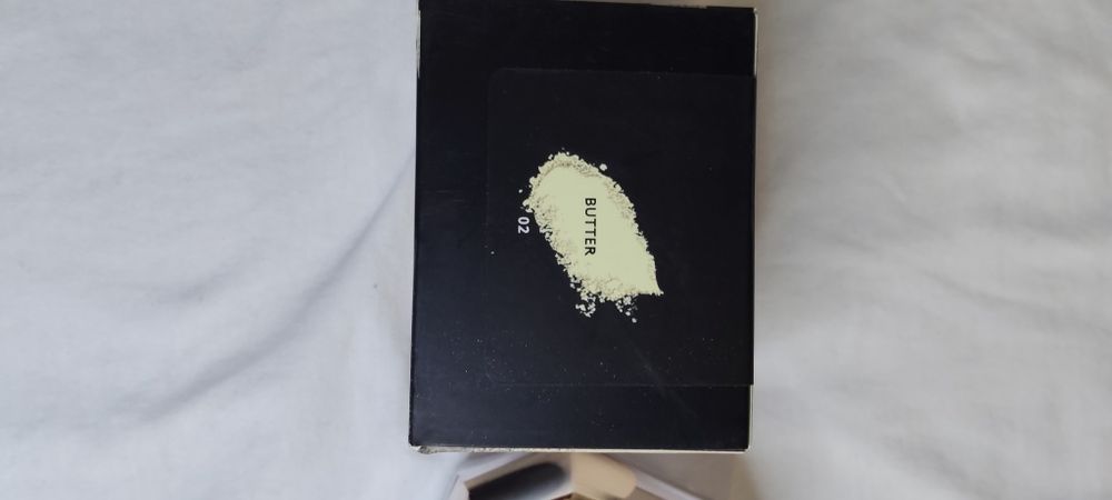 Pudra de fixare Fenty Beauty by Rihanna Pro Filt'r Instant Retouch.