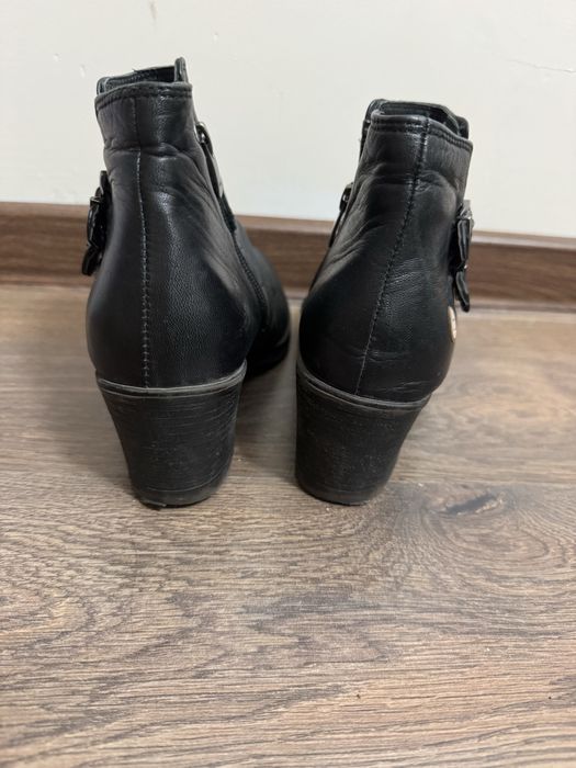 Отдам ботинки женские