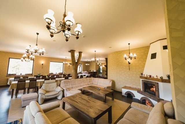 Afacere la cheie - Pensiune turistica 4 margarete 12 camere, Maramureș