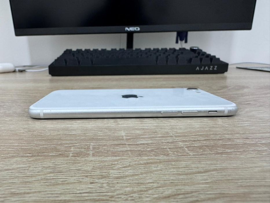 Срочно продаётся iPhone Se 2020 года!