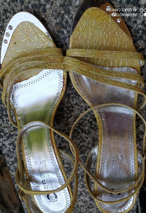 Продавам дамски сандали, чехли и обувки