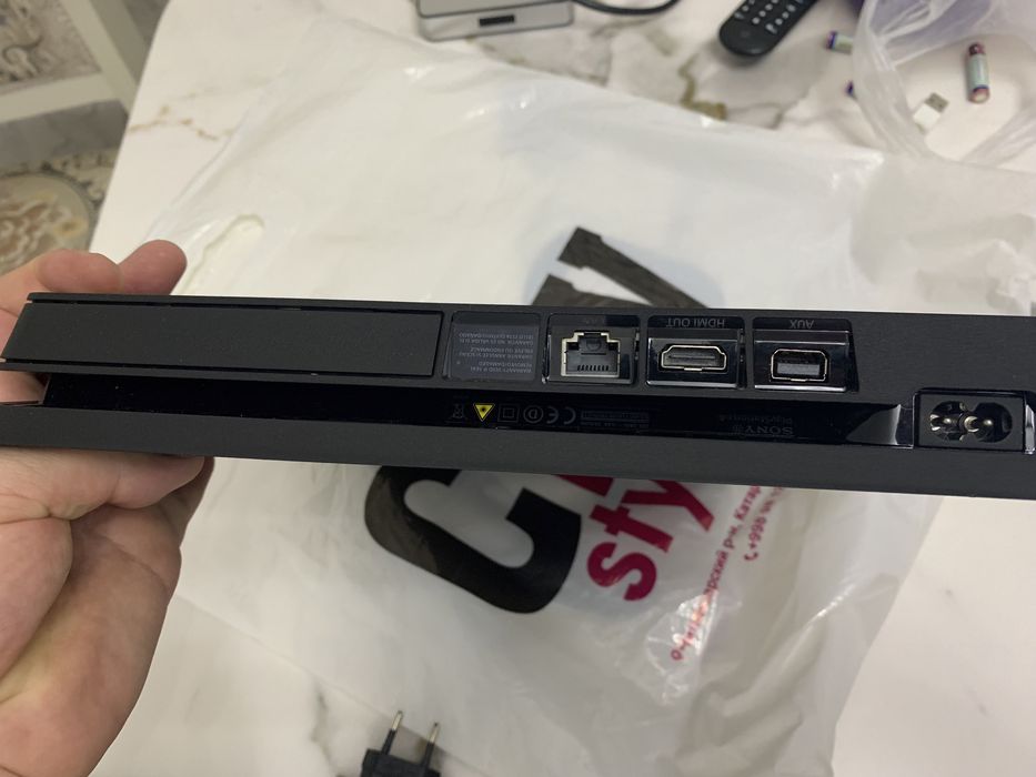 Playstation 4 slim HDR 1TB игры 50 и два джестика  как на фото