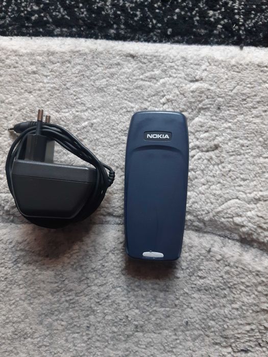 Телефон NOKIA 3310 с оригиналното си зарядно у-во