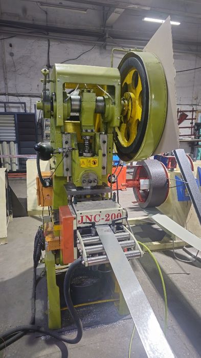 Станок для производства стальных рольставней.