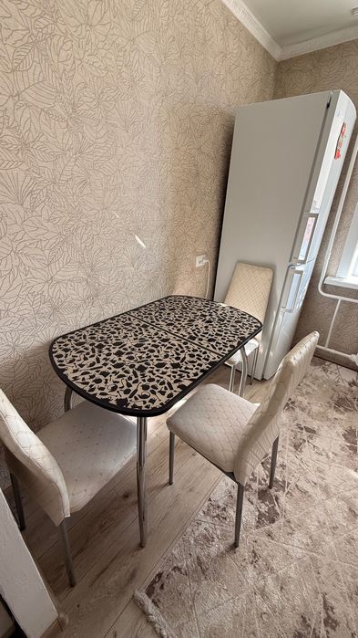 Кухонный стол со стульями