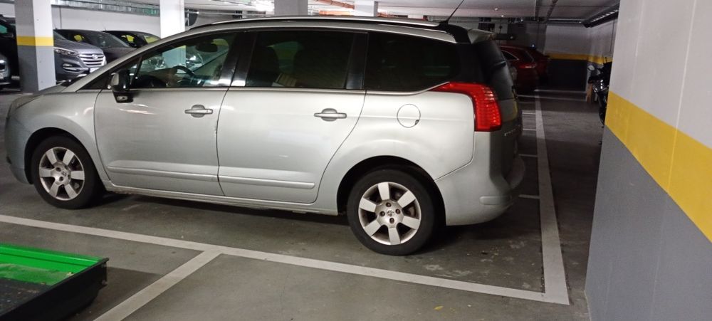 Vând Peugeot 5008 an.2012