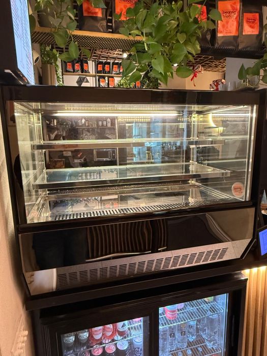 Frigider vitrina prajituri diverse