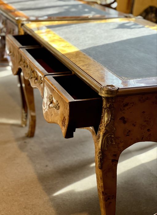 Birou stil Louis XV, furnir rar, bronz aurit – piesă deosebită
