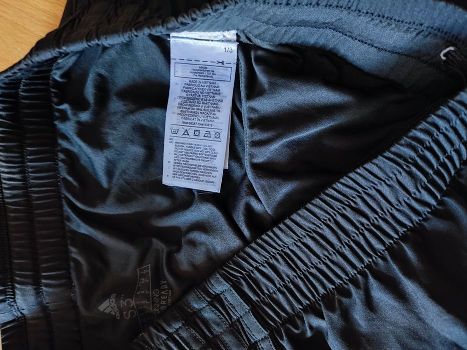 Къси панталони Adidas размер S чисто нови без етикет