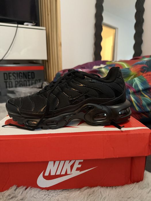 Vand Adidasi Nike Tn