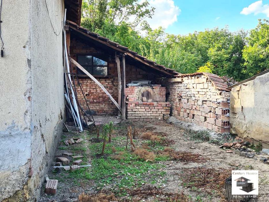 140327 Едноетажна къща с равен двор и кладенец в с. Бутово