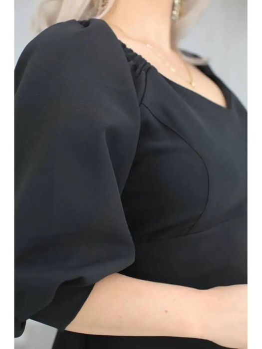 Черное длинное платье с вырезом